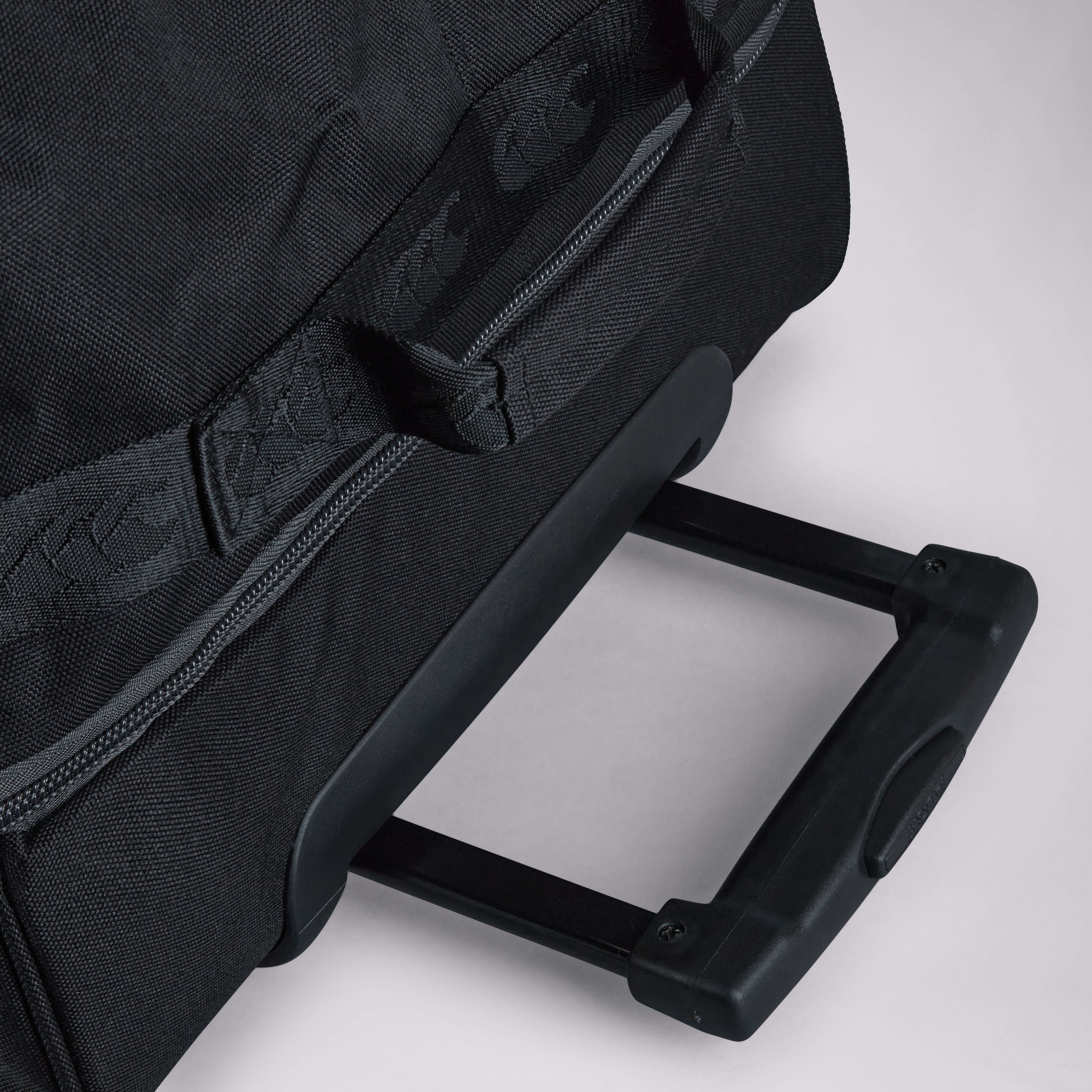 canterbury-ccc-team-wheelie-bag-black-bolsa-de-ruedas-con-cremallera-bloqueable- image 4