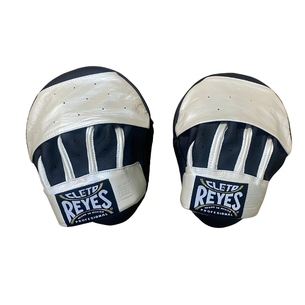 manillas-cleto-reyes-en-piel-de-res-curvas-para-golpes-blanco-perla-negro image 1
