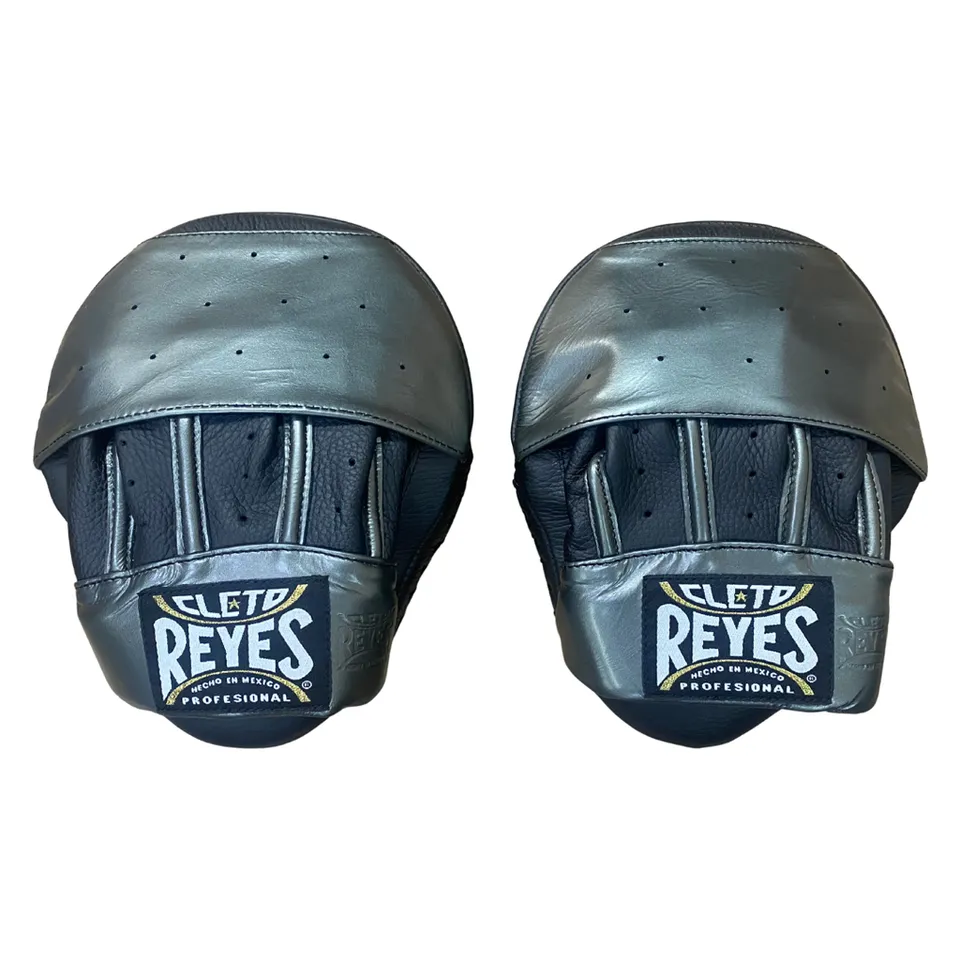 cleto-reyes-manillas-en-piel-de-res-curvas-para-golpes-gris-oxford-negro image 1