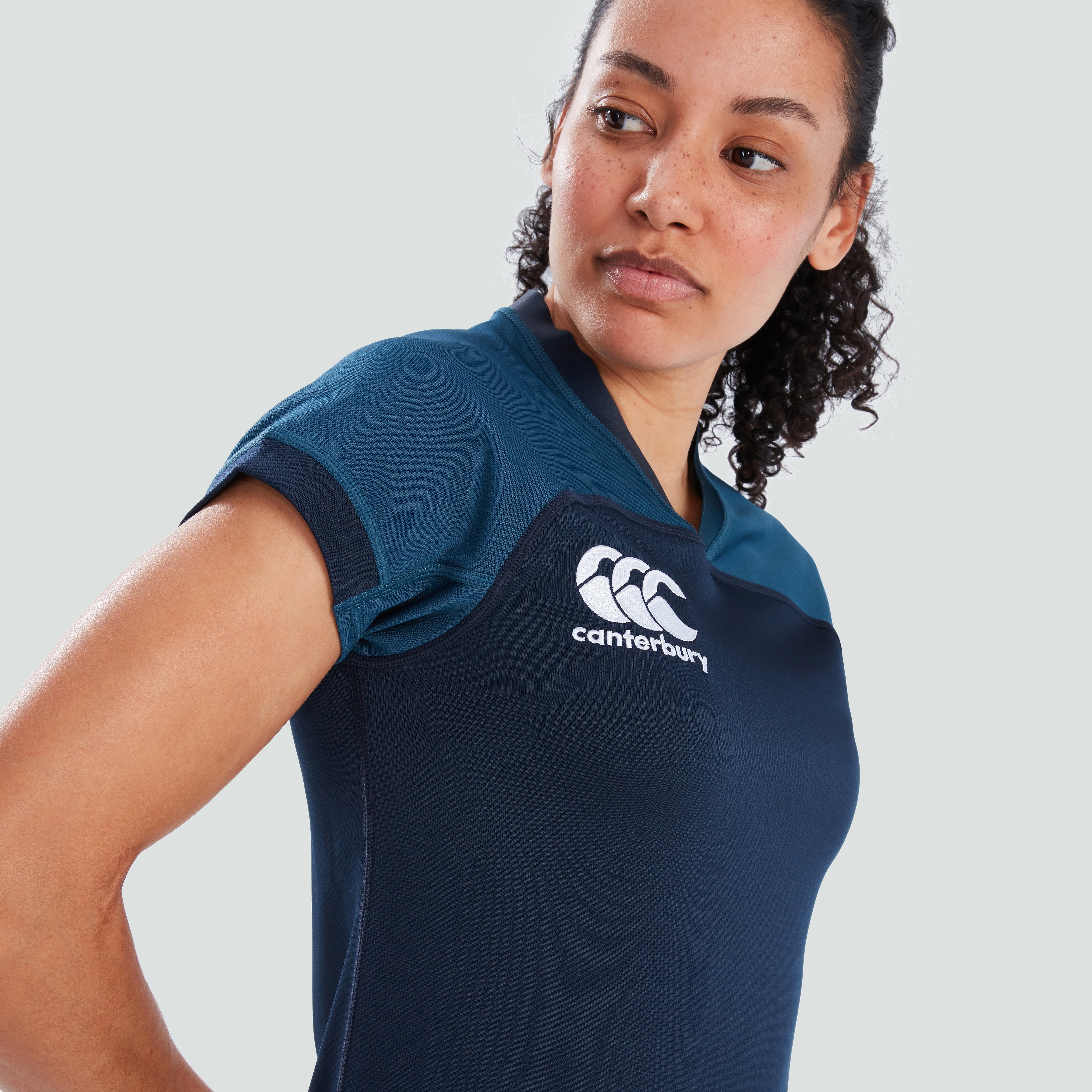 camiseta-de-rugby-canterbury-vapodri-evader-azul-marino-para-mujer image 6