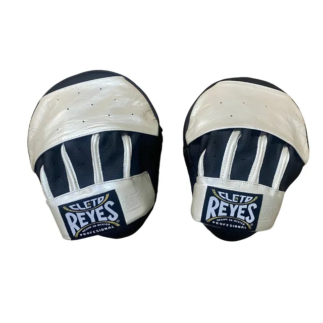 manillas-cleto-reyes-en-piel-de-res-curvas-para-golpes-blanco-perla-negro image 1