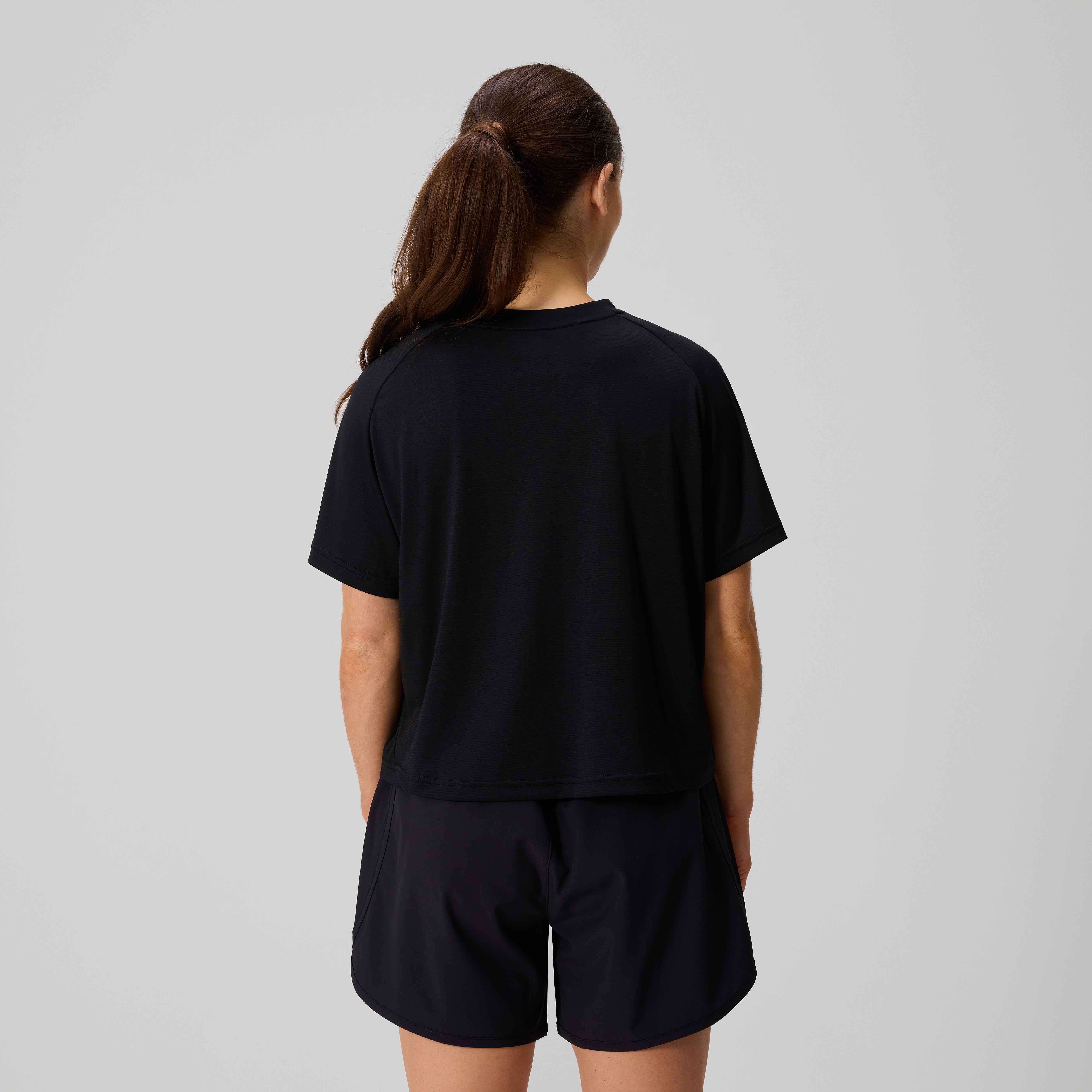 canterbury-womens-tempo-t-shirt-black-camiseta-deportiva-de-corte-cropped image 5