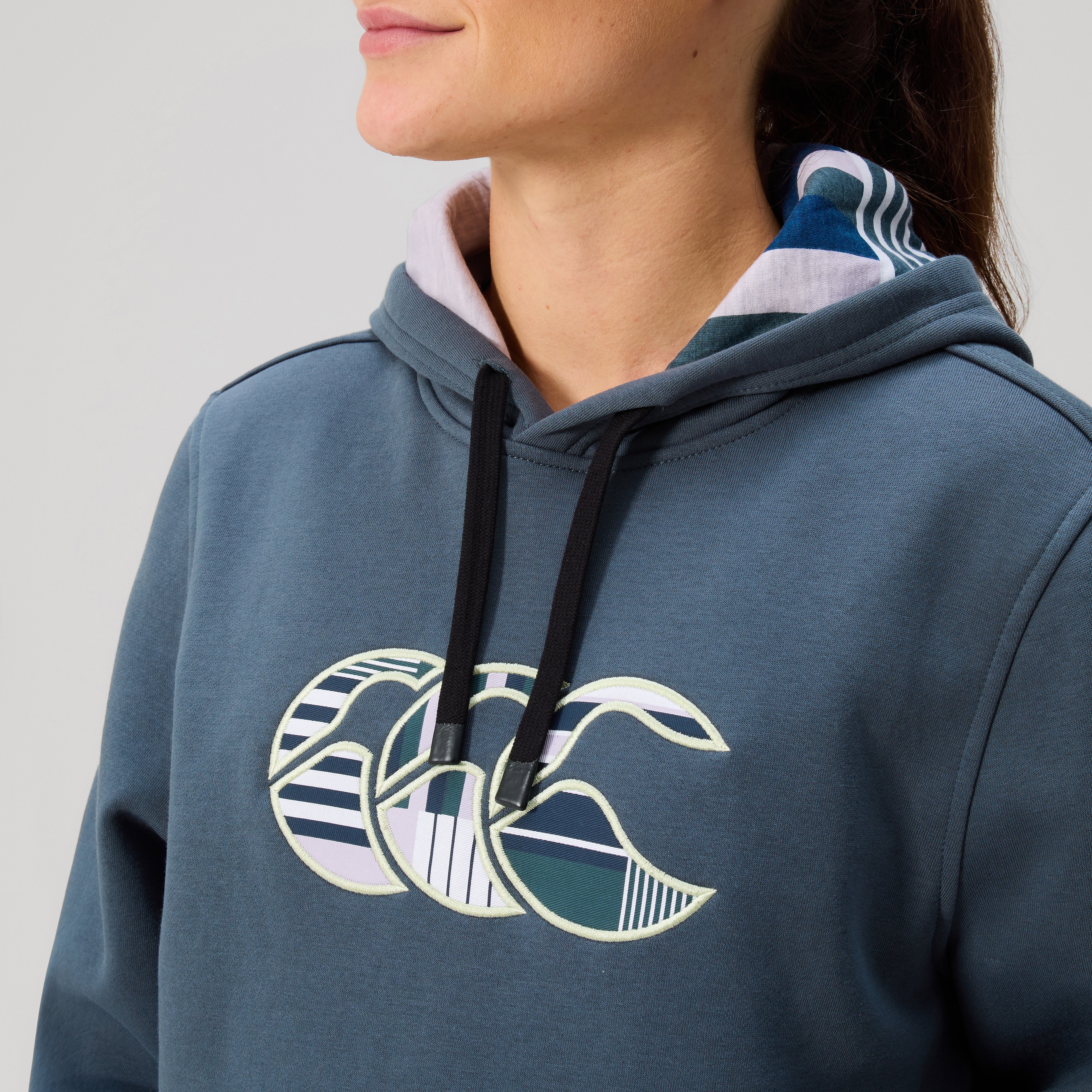 sudadera-con-capucha-canterbury-uglies-logo-gris-para-mujer image 7