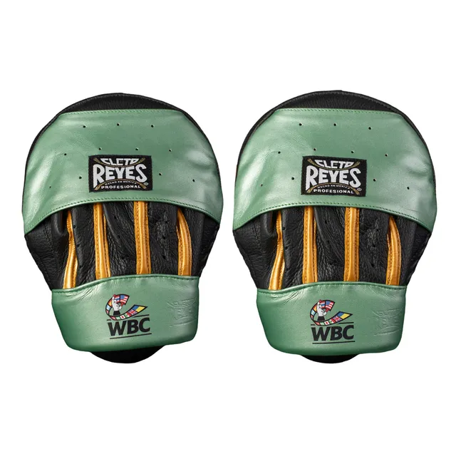 manillas-cleto-reyes-en-piel-de-res-curvas-para-golpes-verde-met-lico-dorado-wbc image 1