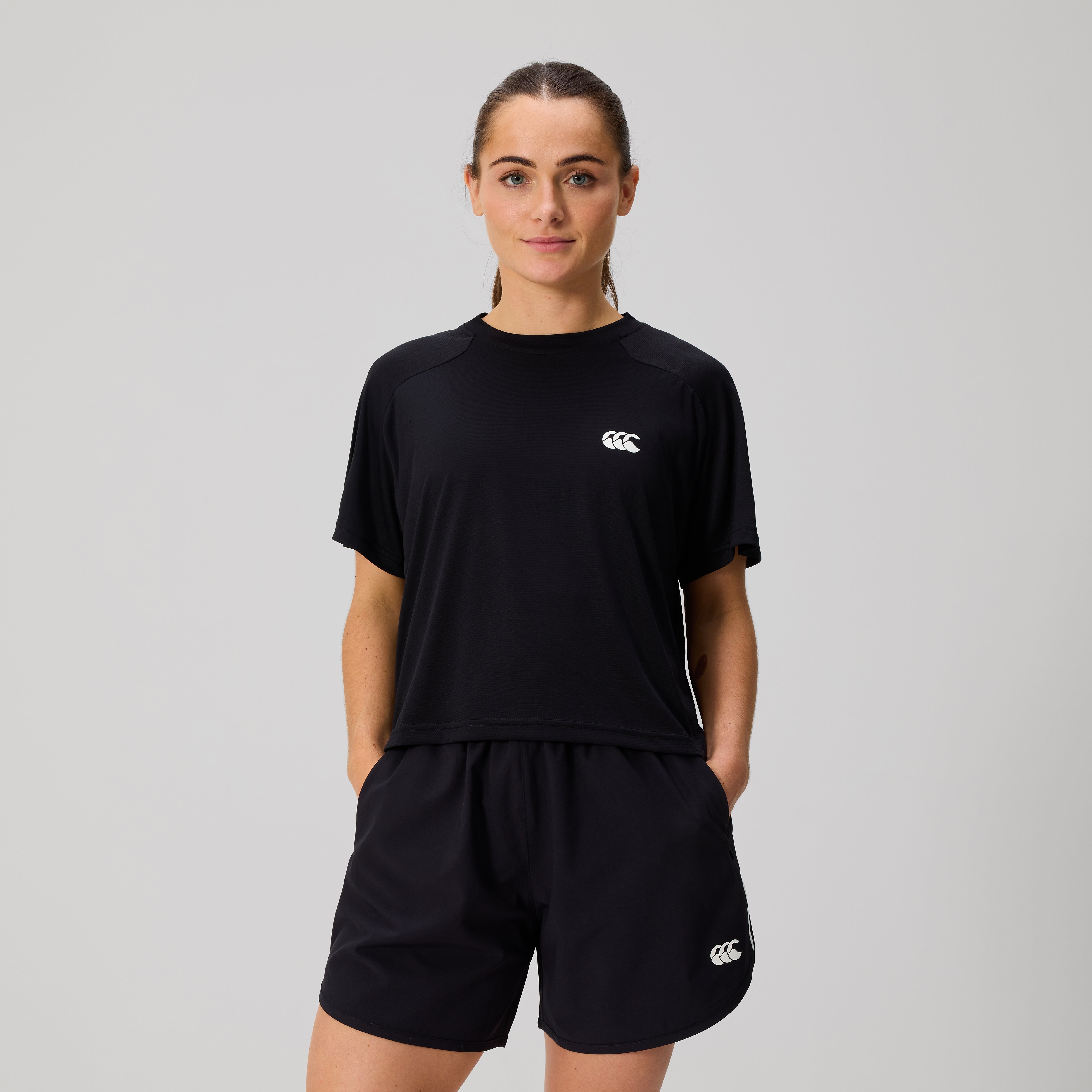 canterbury-womens-tempo-t-shirt-black-camiseta-deportiva-de-corte-cropped image 4